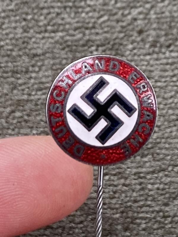 A MINT ‘DEUTCHLAND ERWACH’ LAPEL PIN.