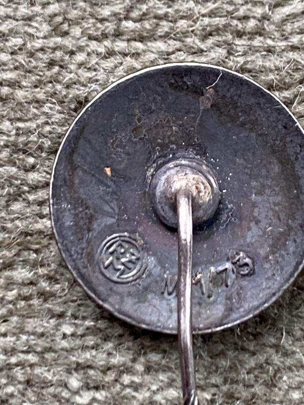 A MINT ‘DEUTCHLAND ERWACH’ LAPEL PIN.