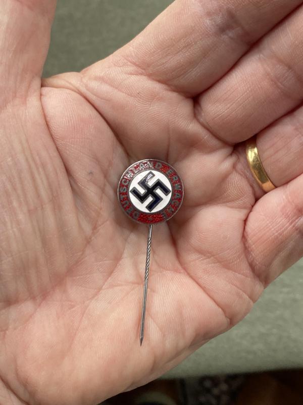 A MINT ‘DEUTCHLAND ERWACH’ LAPEL PIN.