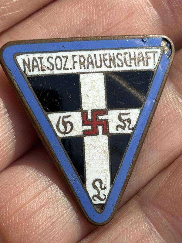 NS FRAUENSCHAFT BADGE COMPLETE WITH MEMBERSHIP BOOKLET.