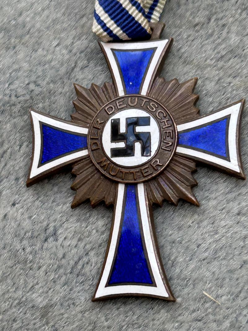 THIRD REICH MOTHERS CROSS - BRONZE GRADE WITH PARTIAL ORIGINAL RIBBON.