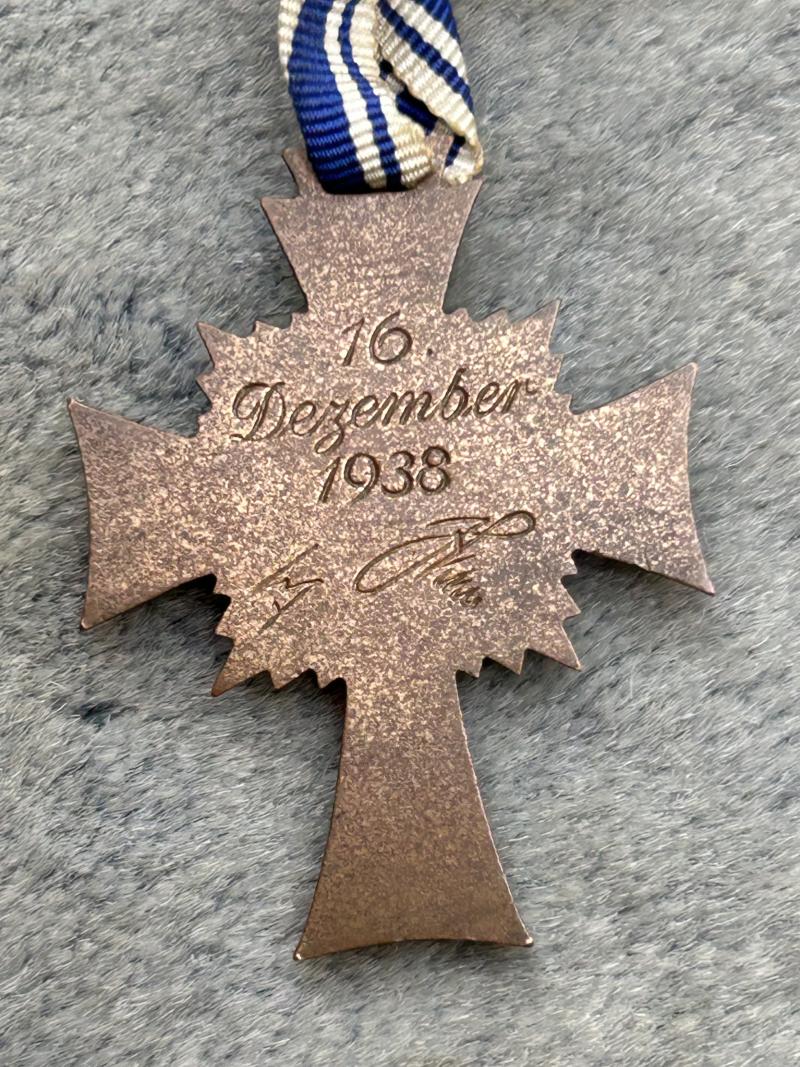 THIRD REICH MOTHERS CROSS - BRONZE GRADE WITH PARTIAL ORIGINAL RIBBON.