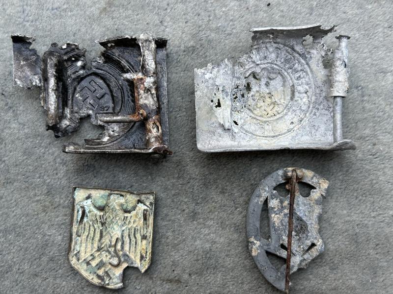 ORIGINAL BATTLEFIELD FOUND THIRD REICH BADGES.