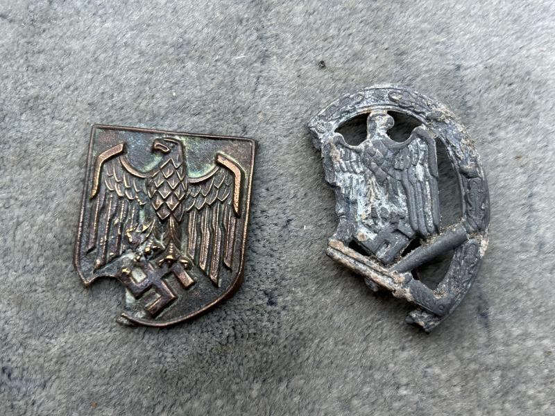 ORIGINAL BATTLEFIELD FOUND THIRD REICH BADGES.