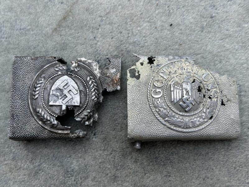 ORIGINAL BATTLEFIELD FOUND THIRD REICH BADGES.