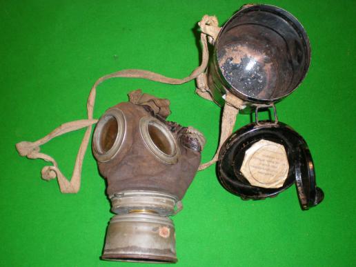 WW1 Geman M.17 Gasmask and container.