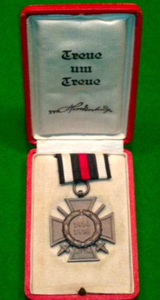 Cased Cross of Honour in bronze with swords.