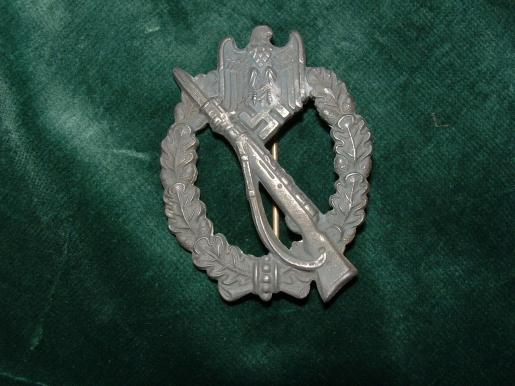 UNTOUCHED-UNCLEANED INFANTRY ASSAULT BADGE. R-S.