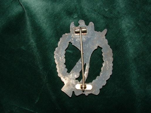 UNTOUCHED-UNCLEANED INFANTRY ASSAULT BADGE. R-S.