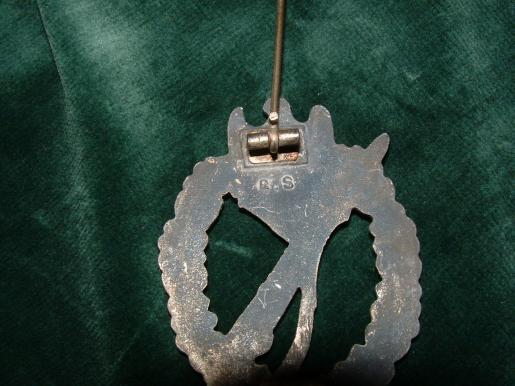 UNTOUCHED-UNCLEANED INFANTRY ASSAULT BADGE. R-S.