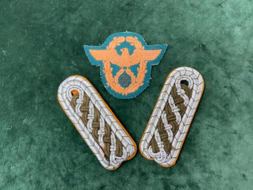 PAIR OF EPPAULETS AND ARM BADGE FOR THIRD REICH POLICE.