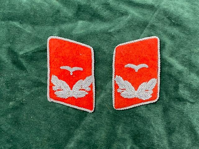 MATCHED PAIR OF LUFTWAFFE ARTILLERY COLLAR PATCHES.