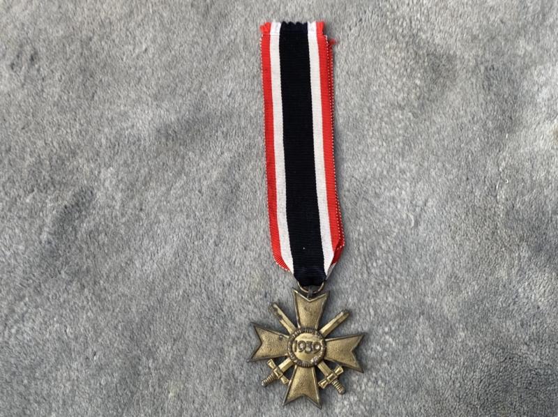 THIRD REICH WAR MERIT CRISS WITH SWORDS.